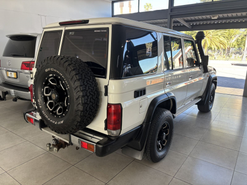 Toyota Land Cruiser 76 4.5 V8 Diesel SW in Namibia