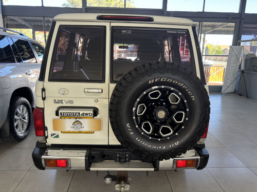 Toyota Land Cruiser 76 4.5 V8 Diesel SW in Namibia