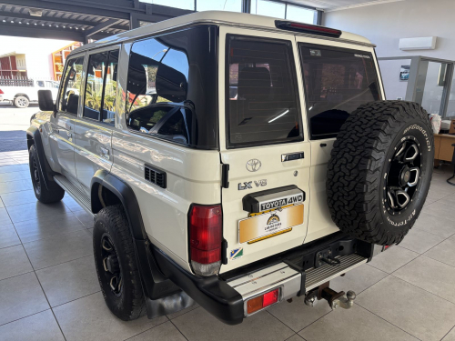 Toyota Land Cruiser 76 4.5 V8 Diesel SW in Namibia