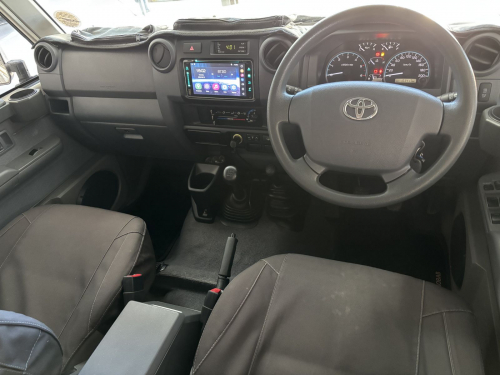 Toyota Land Cruiser 76 4.5 V8 Diesel SW in Namibia