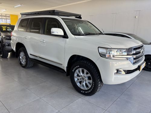 Toyota Land Cruiser VX R 200 4.5 V8 in Namibia