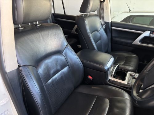 Toyota Land Cruiser VX R 200 4.5 V8 in Namibia