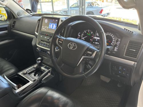 Toyota Land Cruiser VX R 200 4.5 V8 in Namibia