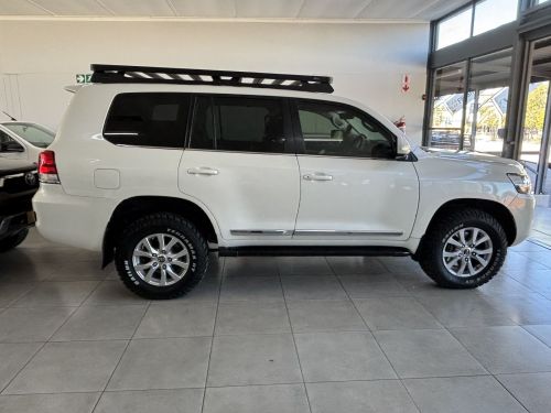 Toyota Land Cruiser VX R 200 4.5 V8 in Namibia