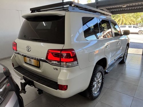 Toyota Land Cruiser VX R 200 4.5 V8 in Namibia