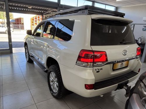 Toyota Land Cruiser VX R 200 4.5 V8 in Namibia