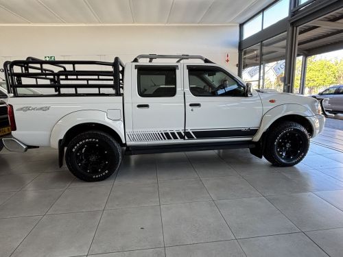 Nissan NP 300 D/cab 4x4 M/t 2.5 Diesel in Namibia