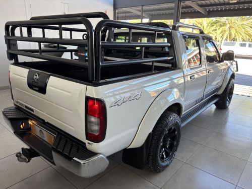 Nissan NP 300 D/cab 4x4 M/t 2.5 Diesel in Namibia