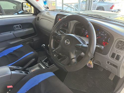 Nissan NP 300 D/cab 4x4 M/t 2.5 Diesel in Namibia