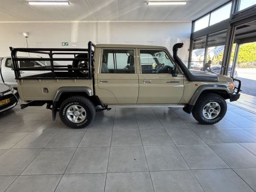 Toyota Land Cruiser D/cab 4.0 V6 M/t in Namibia