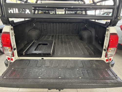 Toyota Hilux 2.4 D/cab 4x4 A/t in Namibia