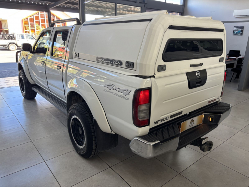 Nissan Np 300 D/cab 2.5 diesel 4x4 M/t in Namibia
