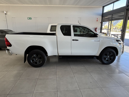 Toyota Hilux Ex/cab 2.4 A/t 2x4 in Namibia