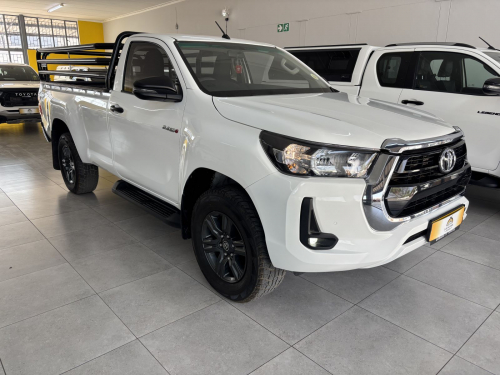 Toyota Hilux 2.4 S/cab 4x4 M/t in Namibia