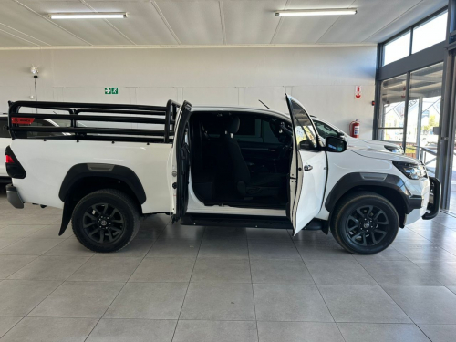 Toyota Hilux Legend 2.8 Ex/cab 2x4 M/t in Namibia
