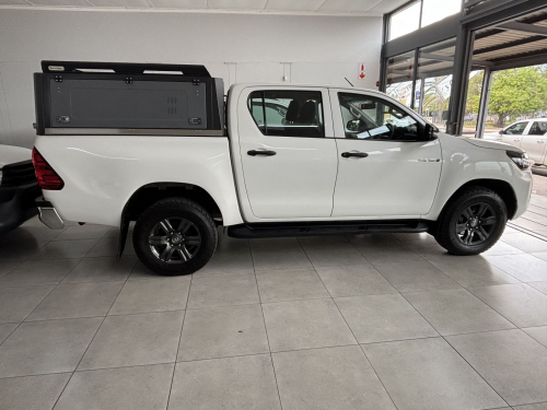 Toyota Hilux 2.4 R/B D/cab 2x4 M/t in Namibia