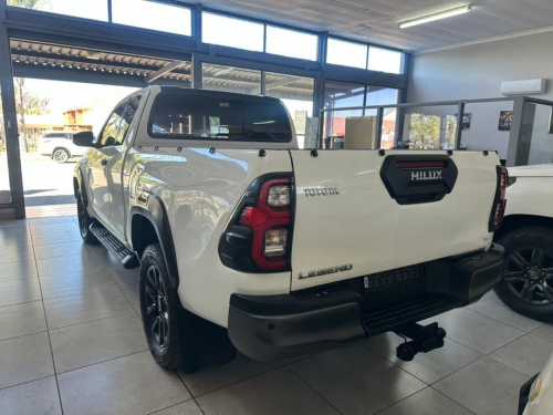 Toyota Hilux Legend 2.8 Ex/cab 2x4 M/t in Namibia