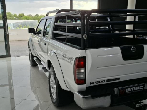 Nissan Np 300 2.5D D/C 4x4 MT in Namibia