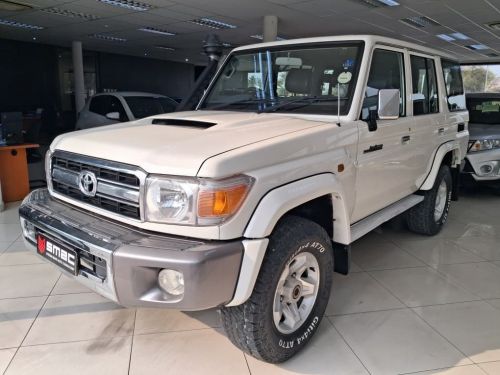 Toyota Land Cruiser 76 4.5D V8 SW in Namibia