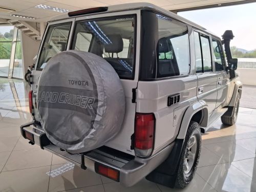 Toyota Land Cruiser 76 4.5D V8 SW in Namibia