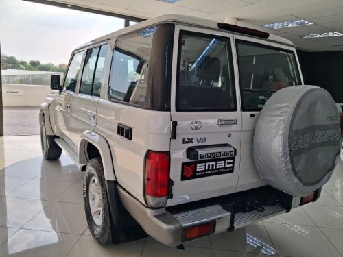 Toyota Land Cruiser 76 4.5D V8 SW in Namibia