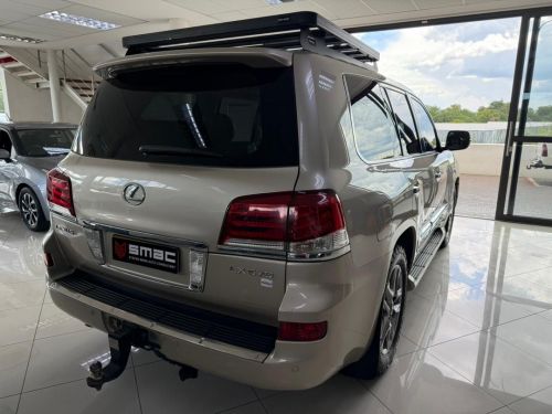 Lexus LX 570 V8 4x4 AT in Namibia