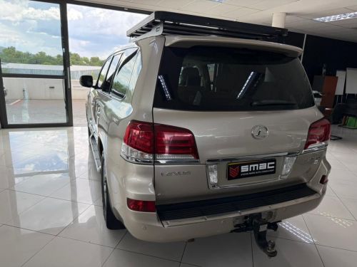 Lexus LX 570 V8 4x4 AT in Namibia