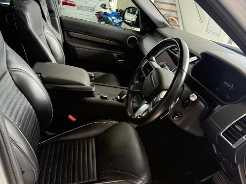 Land Rover Discovery D300 3.0 TD SE R-Dynamic  AWD in Namibia