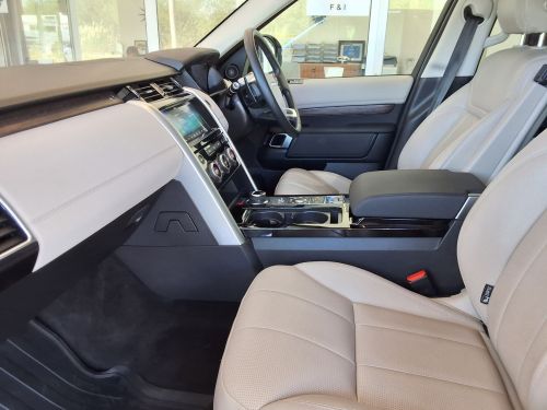Land Rover DISCOVERY  30 TD 6 HSE in Namibia