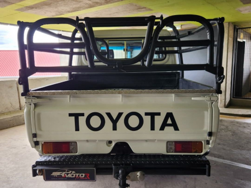 Toyota Landcruiser 4.5 Petrol 4x4 S/C in Namibia