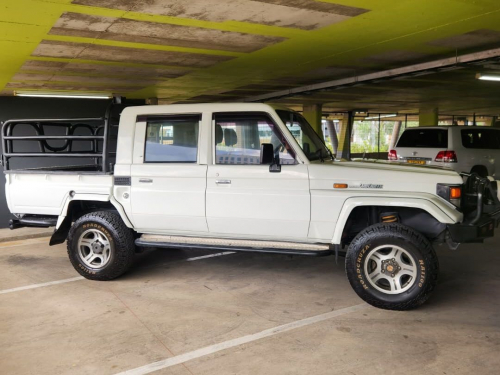 Toyota Landcruiser 4.5 Petrol 4x4 S/C in Namibia