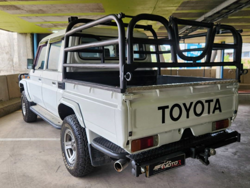 Toyota Landcruiser 4.5 Petrol 4x4 S/C in Namibia