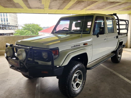 Toyota Landcruiser 4.5 Petrol 4x4 S/C in Namibia