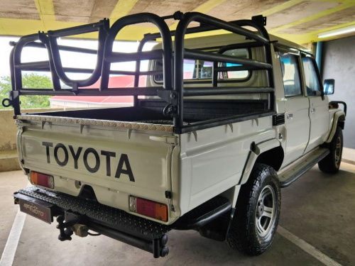 Toyota Landcruiser 4.5 Petrol 4x4 S/C in Namibia
