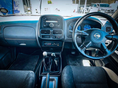 Nissan NP300 2.5 TDCi 4x4 5MT D/CAB in Namibia