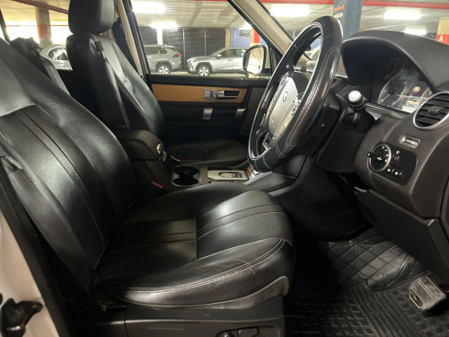 Land Rover Discovery 4 3.0 Td/sd V6 SE in Namibia