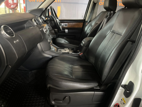 Land Rover Discovery 4 3.0 Td/sd V6 SE in Namibia