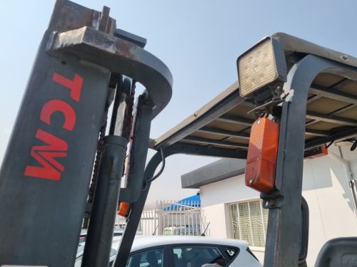 TCM TCM 2.5T 2.5M Single Stage Mast in Namibia