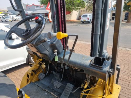 TCM TCM 2.5T 2.5M Single Stage Mast in Namibia