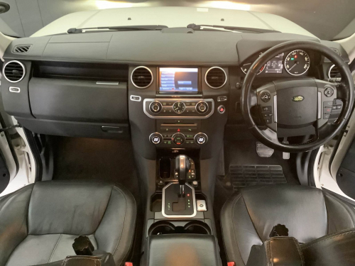 Land Rover Discovery 3.0 TD/SD V6 HSE in Namibia