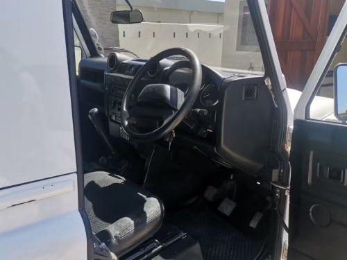 Land Rover Defender 90 2.2 Puma Td4 manual in Namibia