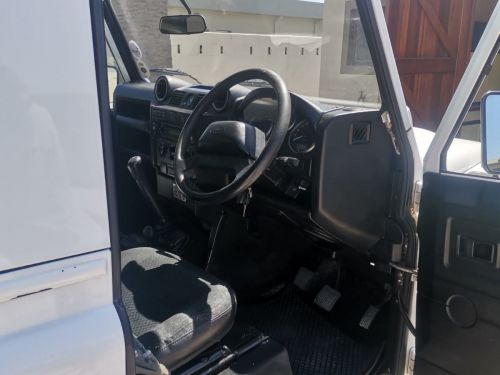 Land Rover Defender 90 2.2 Puma Td4 manual in Namibia