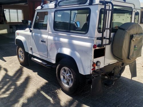 Land Rover Defender 90 2.2 Puma Td4 manual in Namibia