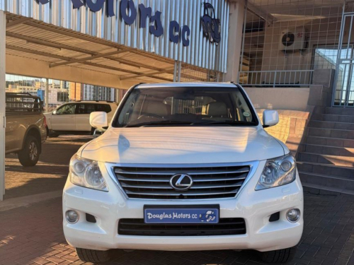 Toyota Land Cruiser 200 VX V8 5.7 Petrol 4x4 in Namibia