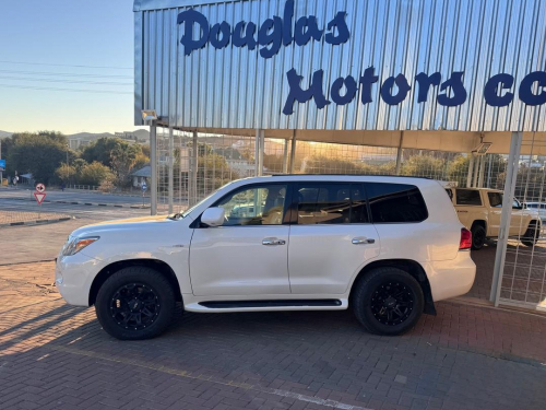 Toyota Land Cruiser 200 VX V8 5.7 Petrol 4x4 in Namibia