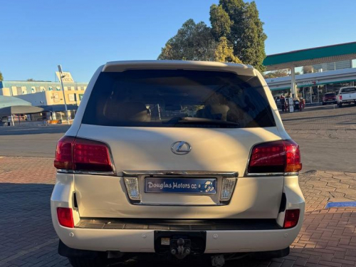 Toyota Land Cruiser 200 VX V8 5.7 Petrol 4x4 in Namibia