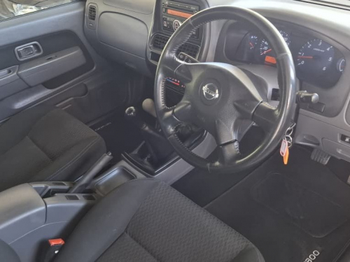 Nissan NP300 2.5 TD D/CAB 4X4 MAN in Namibia