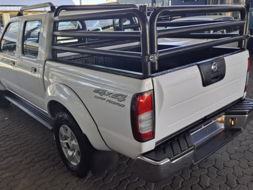 Nissan NP300 2.5 TD D/CAB 4X4 MAN in Namibia