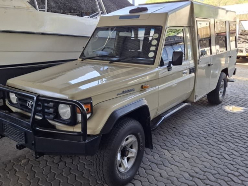Toyota LANDCRUISER 4.5 EFI 11 SEATER TOURIST TRANSPORTER in Namibia