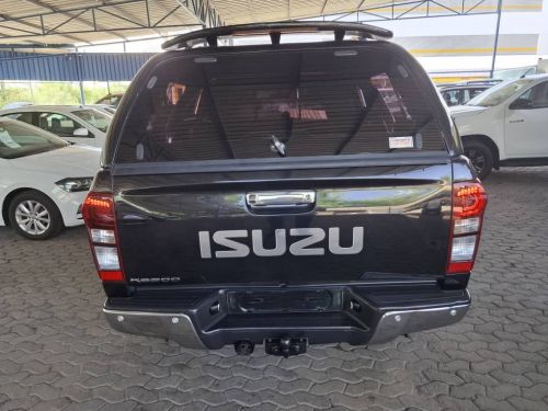 Isuzu KB300 LX D-TEQ D/CAB 4X4 AUTO in Namibia